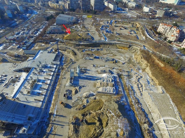 Терените, върху които в момента се изграждат "Стадион Варна" и "Кауфланд Бриз". Но снимката ясно личат очертанията на оградените строителни обекти. С червената стрелка е обозначена купчината пясък, която се намира на терен, публична общинска собственост.