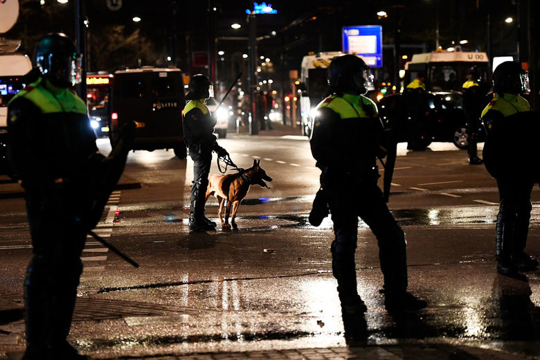 Полицията разгони с водни оръдия и кучета турския протест в Ротердам