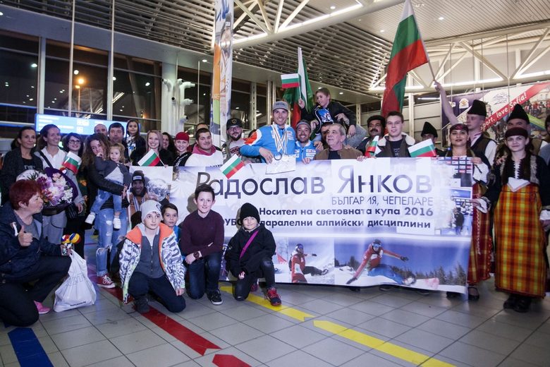 Феновете на Радослав Янков отново му устроиха шампионско посрещане