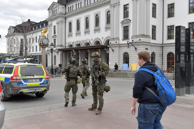 Полицията в Стокхолм евакуира централната железопътна гара на града.