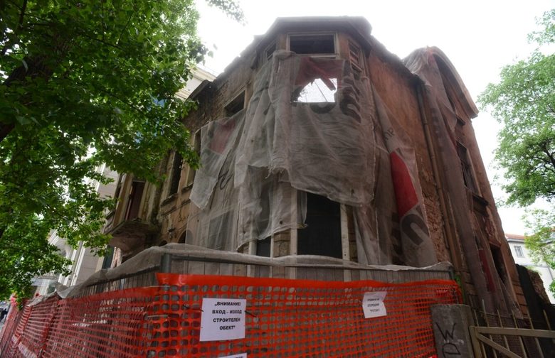 В София започна събаряне на вековна къща, доскоро паметник на културата