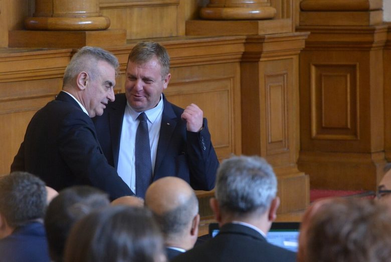 Бъдещият министър на отбраната Красимир Каракачанов прекарва в добро настроение последните си часове като депутат.