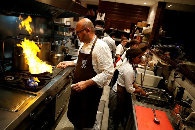 Карлос Гарсия готви в кухняната на ресторанта си.
