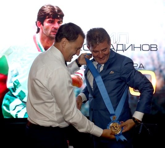 Съветникът на Красен Кралев Гошо Гинчев награждава славния нападател.