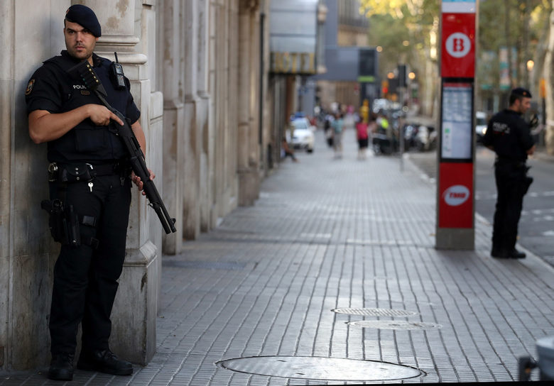 Каталунски специални полицаи след нападението в Барселона.