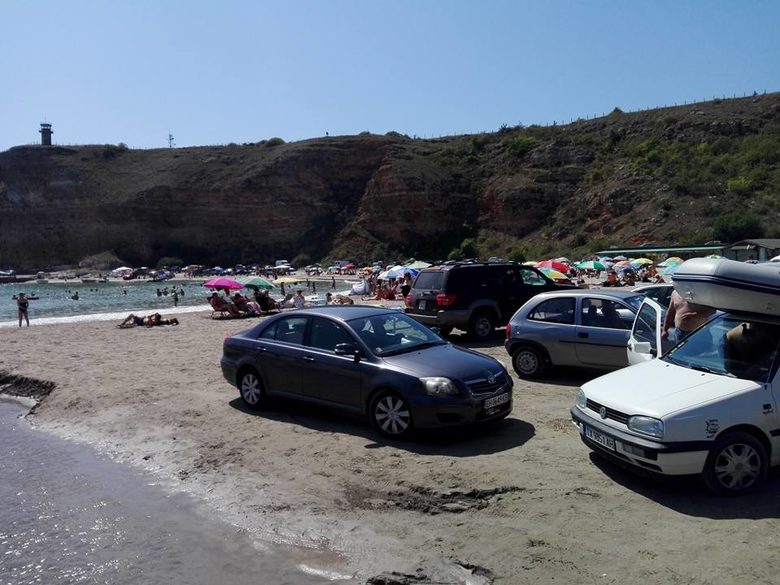 Унищожаването на плажа Болата край Калиакра продължава заради безсилие на екоминистерството
