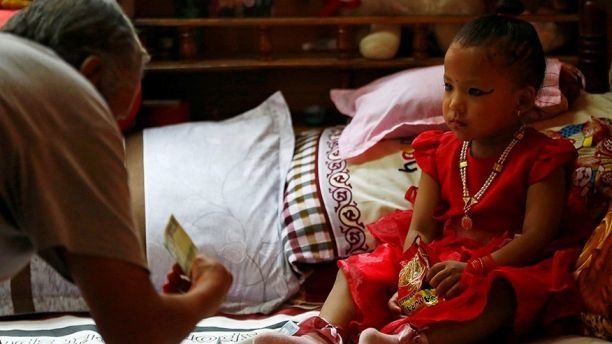 Момиче на три години е новата жива богиня на Непал