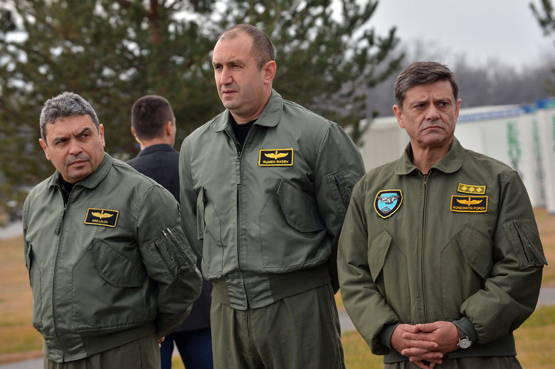 Генерал Иван Лалов, бившият командир на ВВС и настоящ президент Румен Радев и тогавашният заместник-началник на отбраната Константин Попов, който сега е депутат от ГЕРБ. Снимката е от януари миналата година с първия полет на ремонтиран в Полша двигател на МиГ-29.