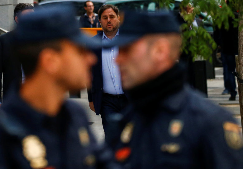 Бившият каталунски вицепремиер Ориол Жункерас преди да бъде откаран от съда.