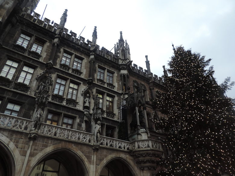 Най-голямата атракция на коледния пазар е огромната елха пред "Ново кметство" (Neues Rathaus).