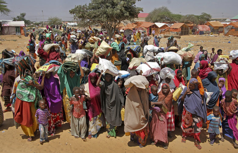 Сомалийци, изгубили достъп до вода заради сушата, пристигат в лагер край столицата Могадишу през март 2017 г.