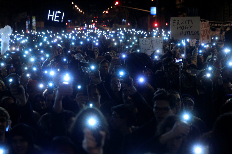 "Усещам, че оглупявам" - хиляди протестираха в Унгария срещу зубрачеството
