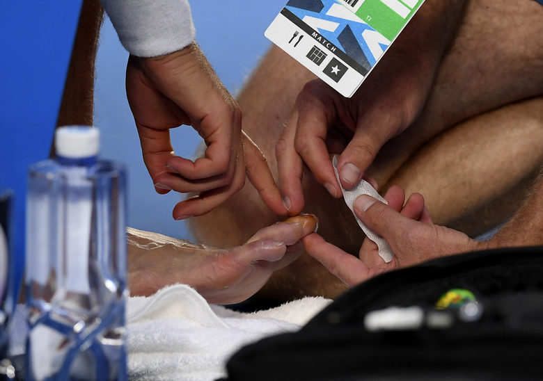 Освен че изпитваше болки в лакътя, Джокович нарани и един от пръстите на краката си