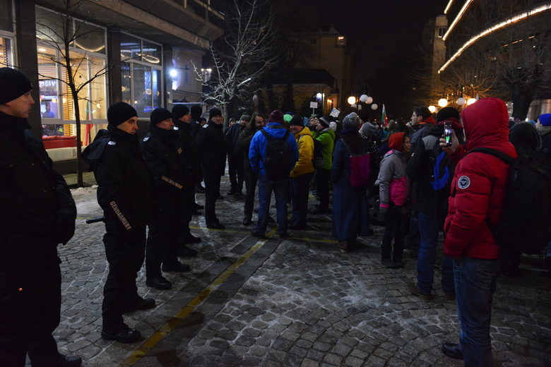 Защитниците на "Пирин" блокираха за кратко "Орлов мост" и протестираха пред БНТ (обновена)