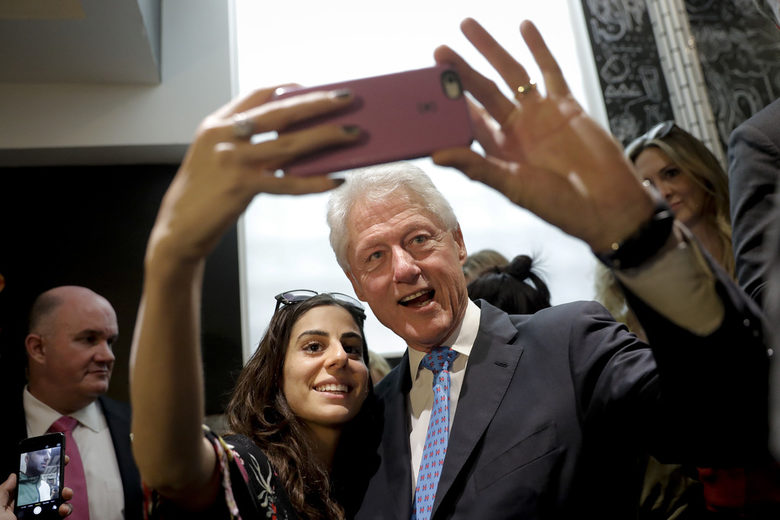 Клинтън се снима с поддръжничка по време на президентската кампания през 2016 г.