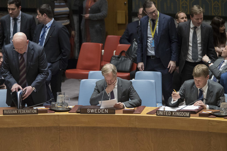 Пратениците на Русия, Швеция и Великобритания в ООН - посланиците Василий Небензя и Олоф Ског и заместник-посланик Джонатан Алън.