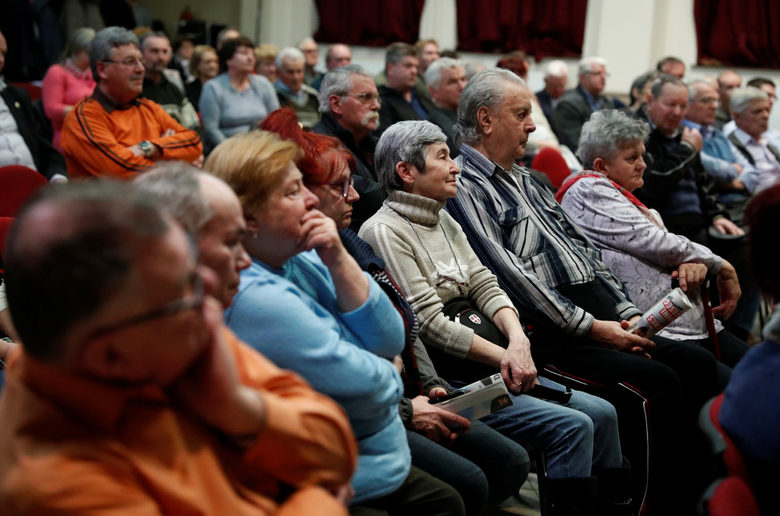 Голямо множество се събра в началото на март в сградата на театъра в Ерчи, за да чуе словото на депутат от "Фидес".