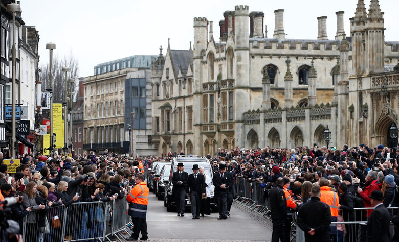 Хиляди хора се сбогуваха със Стивън Хокинг в Кеймбридж