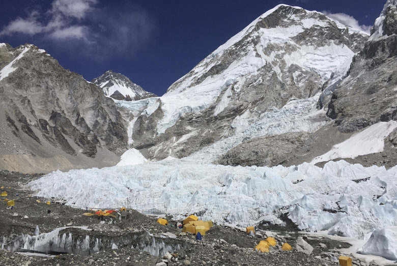 Базовия лагер, сниман от ледопада Кхумбу.