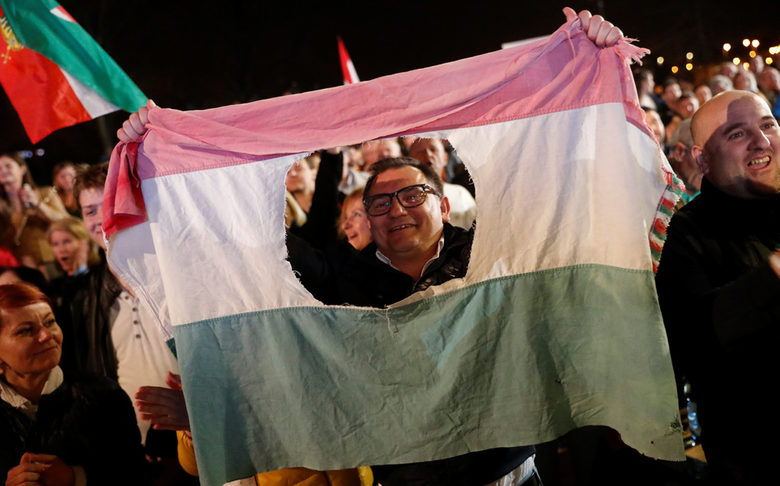 Привърженици на Орбан ликуват при обявяването на прогнозните резултати.