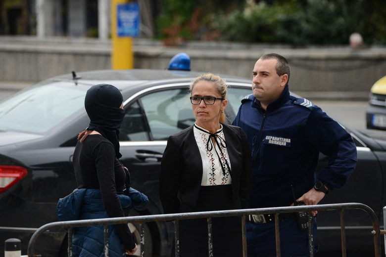 Десислава Иванчева, Биляна Петрова и Петко Дюлгеров бяха задържани на 17 април 2018 година пред Спортната палата в София.