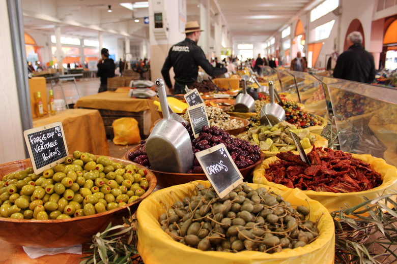 Колоритът на средиземноморските пазари - във всеки от градовете на Южна Франция.