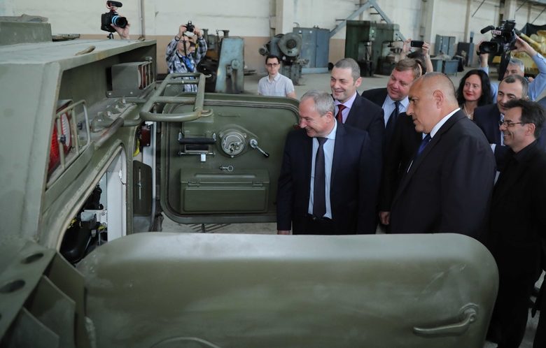 Не е като по наше време, констатира Борисов, след като разбра, че при модернизацията на бойните машини се монтира и климатик.