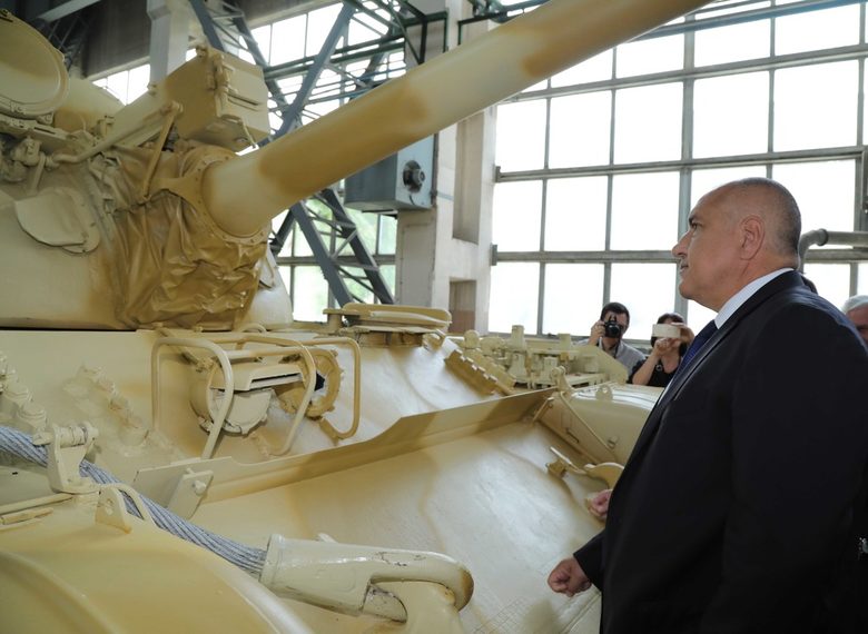 Борисов обеща новите бойни машини за пехотата да се правят в България