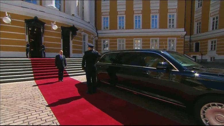 Цар-кола - руската лимузина за Путин направи премиера (видео)