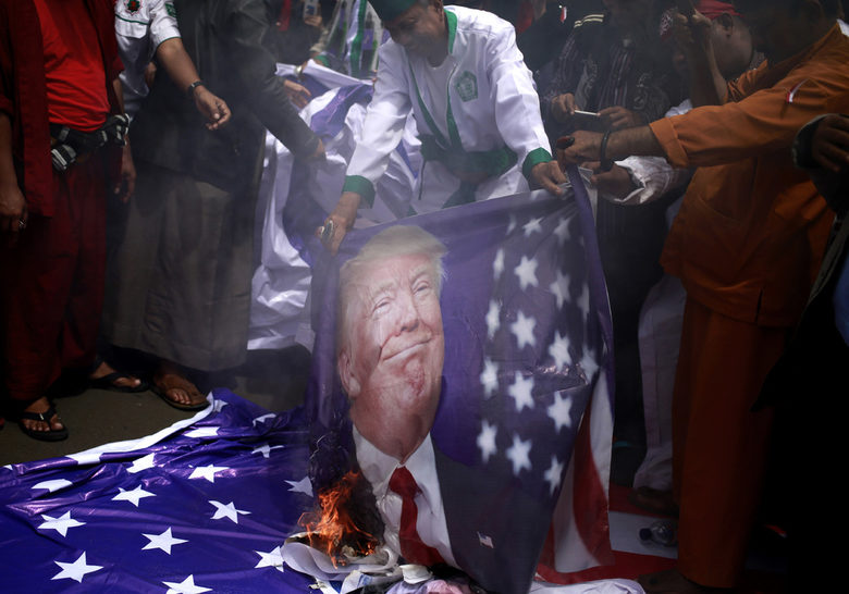 Протестиращи пред посолството на САЩ в Джакарта горят знаме на президента Тръмп в знак на протест срещу решението му да признае Ерусалим за столица на Израел. Снимката е от декември 2017 г.<br />