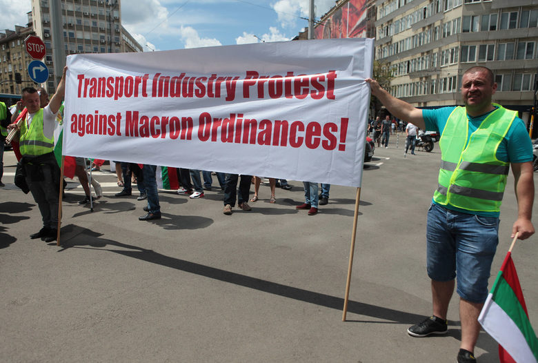 Протестно шествие на стотици шофьори блокира центъра на София