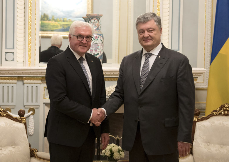 Украинският президент Петро Порошенко (вдясно) с германския си колега Франк-Валтер Щайнмайер.