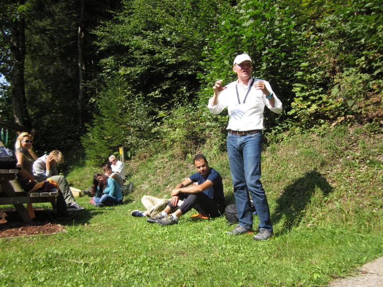 Питър Ботълмън обучава в майндфулнес практика по време на Европейския форум в Алпбах, Австрия.