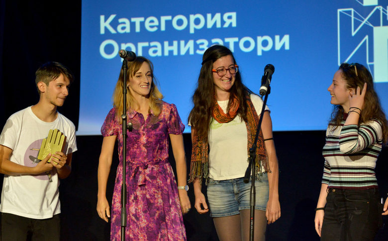 "За Земята" (в средата е Магдалена Малеева, която връчи наградата)