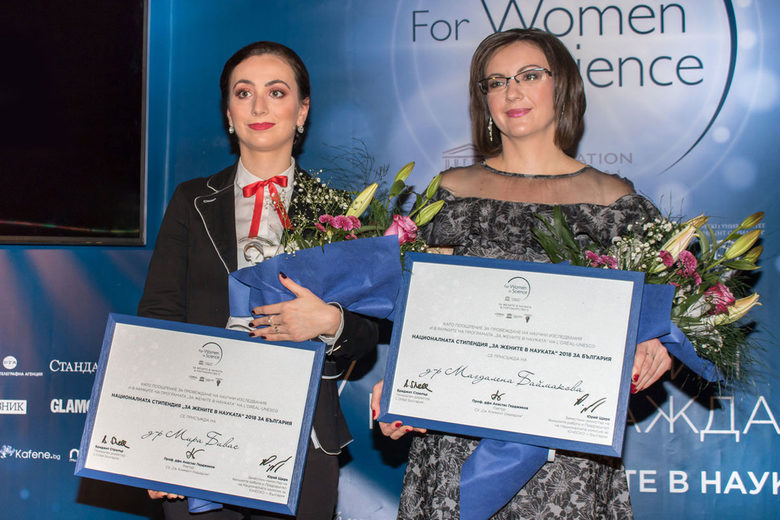 Д-р Мира Бивас (вляво) и д-р Магдалена Баймакова позират с почетните грамоти от конкурса "За жените в науката"