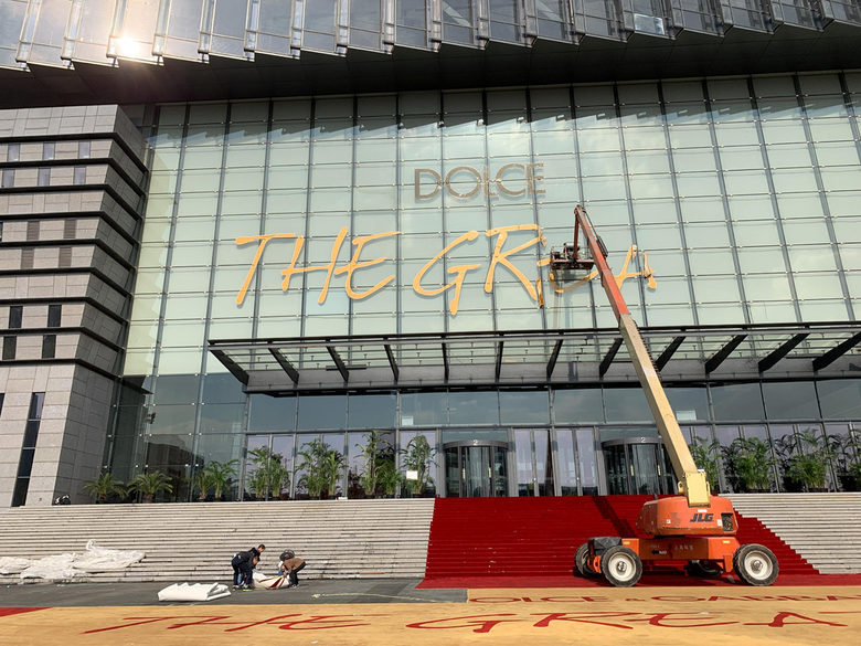 Работници свалят надписа за ревюто на марката в Шанхай на 22 ноември