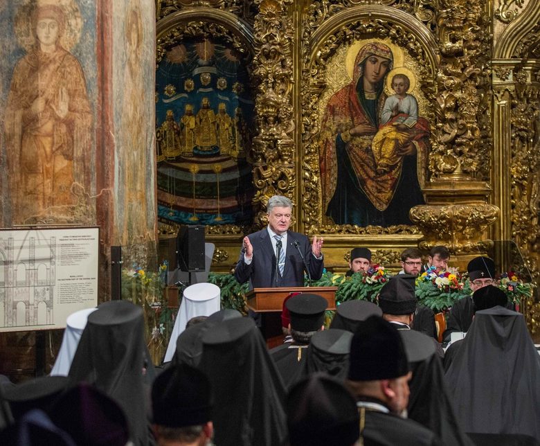 Президентът Порошенко се изказва пред членовете на събора.