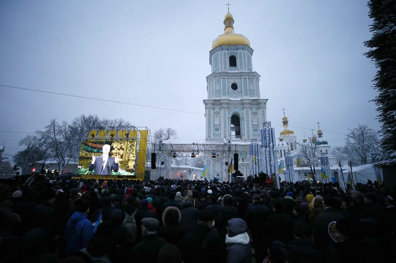 Хиляди вярващи от сутринта се събраха на площада пред храма в очакване на решението.
