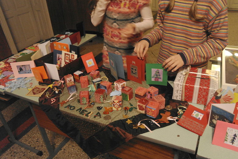 В навечерието на Рождество Христово някои от децата подреждат направените по време на неделното училище картички, играчки, свещи, украса, картини. Всеки може да си избере и вземе нещо, като остави колкото пари иска и може в кутия за дарения