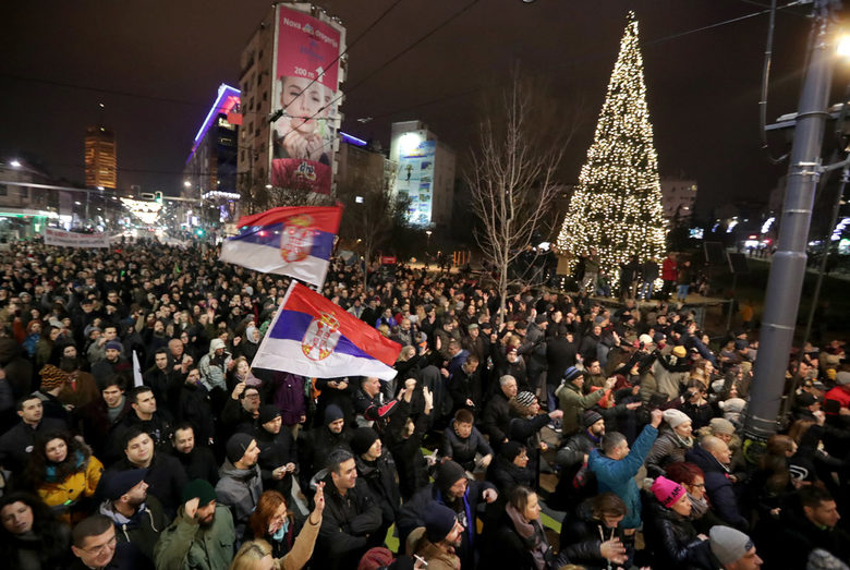Десетки хиляди продължават протестите в Белград срещу Вучич