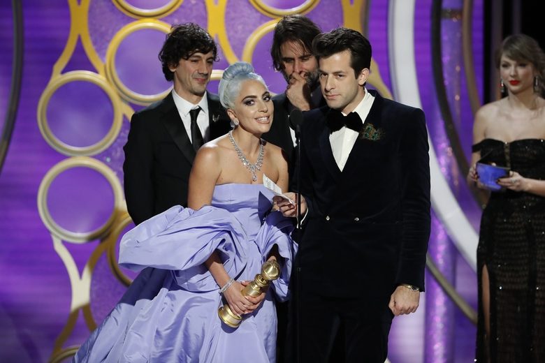 Лейди Гага и Марк Ронсън получават наградата за песентa Shallow към филма "Роди се звезда"