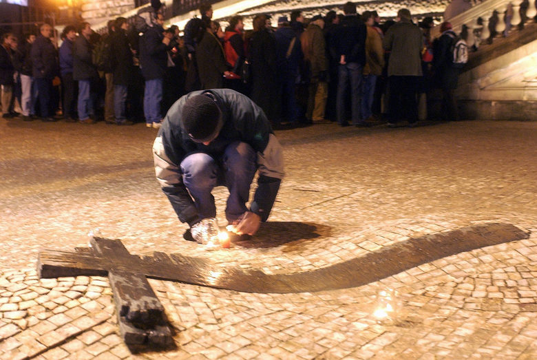 Мъж отдава почит на Ян Палах на мемориала в негова памет, поставен на "Вацлавски площад".