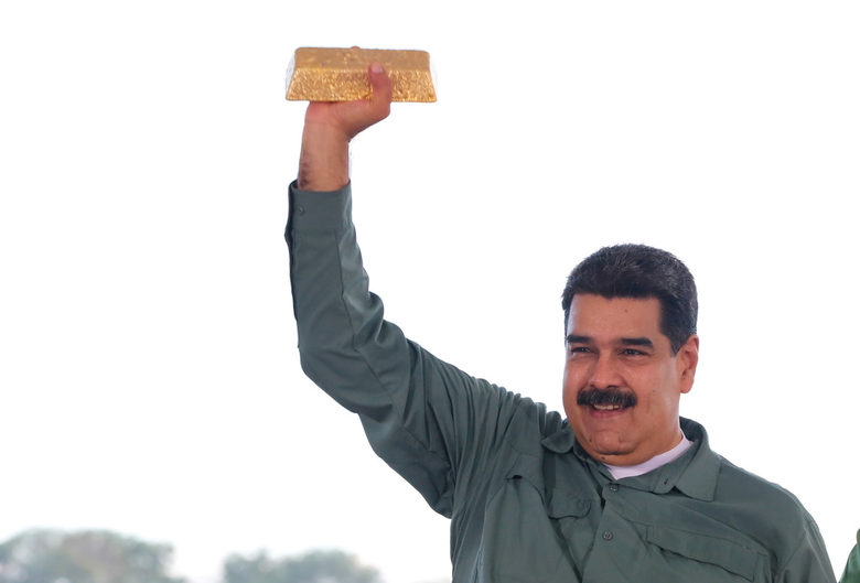 Президентът Николас Мадуро показва кюлче злато на среща с представители на минния сектор, 5 декември 2017 г.