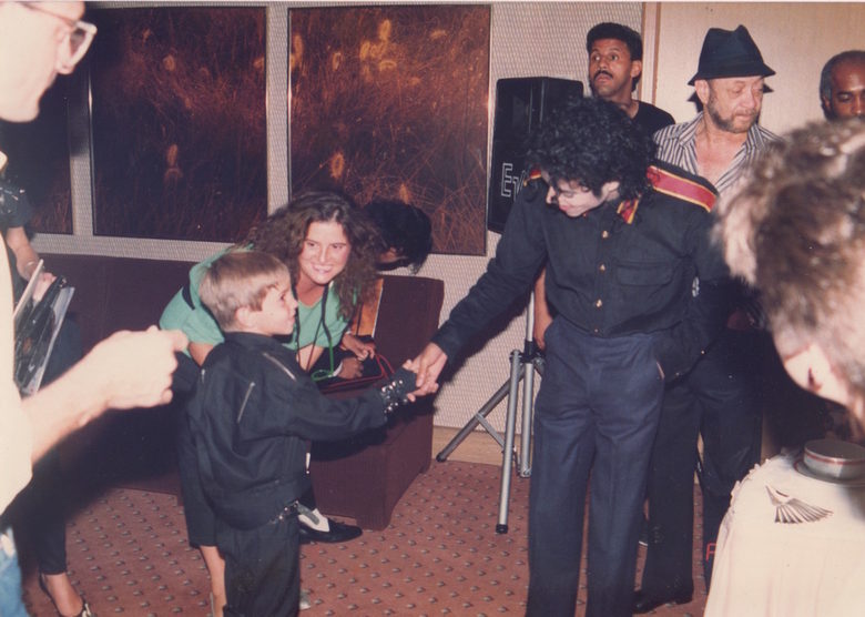 Петгодишният Уейд Робсън среща Майкъл Джексън за първи път през 1987 г. зад кулисите на сцената, на която печели конкурс за танцьори двойници в родния си град Бризбейн, Австралия