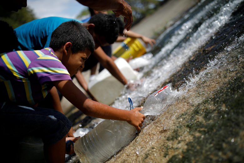 Над 100 часа без ток - венецуелци търсят вода от канализацията