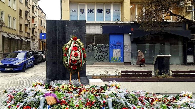 Снимката е от събитието "Масово поставяне на цветя на Паметника на незнайния архитект" във "Фейсбук"