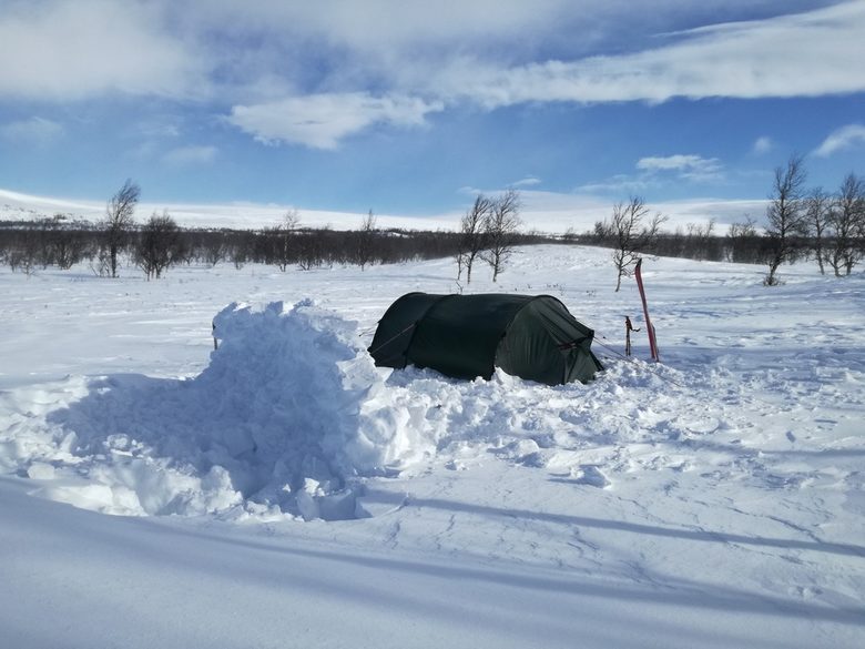 Палатката и снежното укрепление около нея