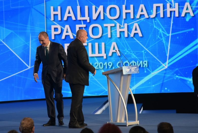 Бойко Борисов и Цветан Цветанов се разминават на национална работна през януари, на която Борисов предупреди актива си да внимават с думите "Ако не ви светне червена лампичка, аз ще ви светна синя".