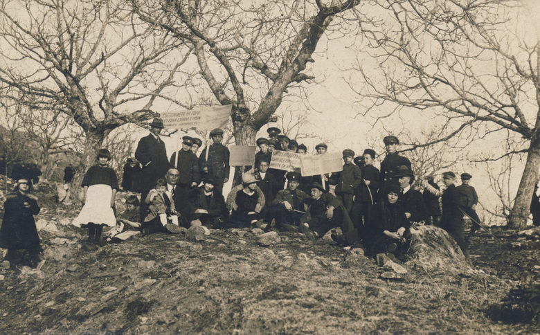1925 г, лесовъдът Никола Аджаров с деца залесяват в местността "Беш-Бунар", Карловско. За първи път през тази година започва да се отбелязва Празникът на залесяването (по-късно Седмица на гората)