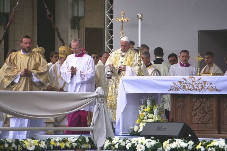Отвъд културните, религиозни или етнически различия, продължете да се почитате, призова папа Франциск (хронология)